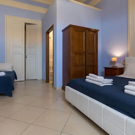 לינה וארוחת בוקר Teatro Bellini 4*